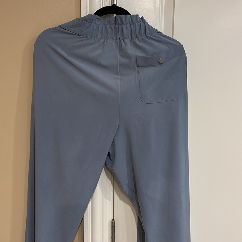 Athleta Skyline Feather Weight Belted Pant. Size 8. - Picture 10 of 10